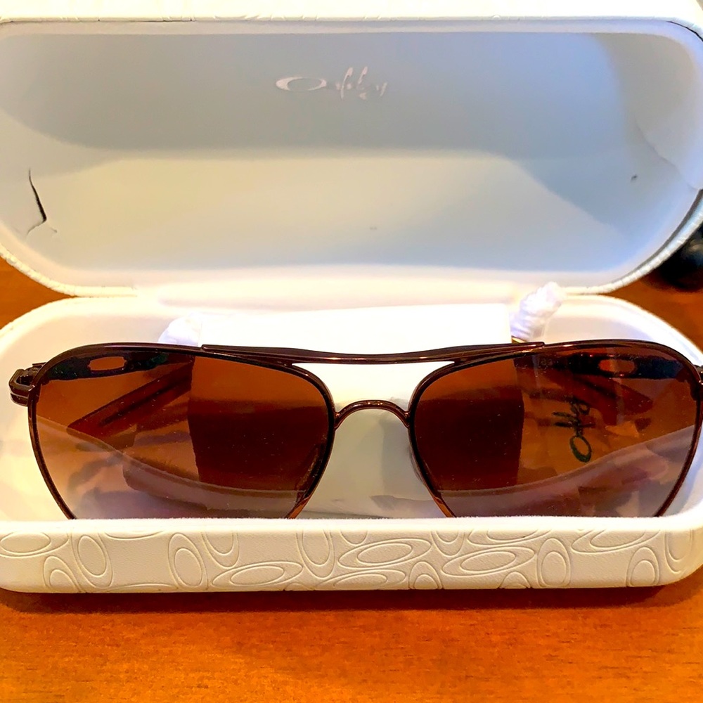Never worn Womens Oakley aviators